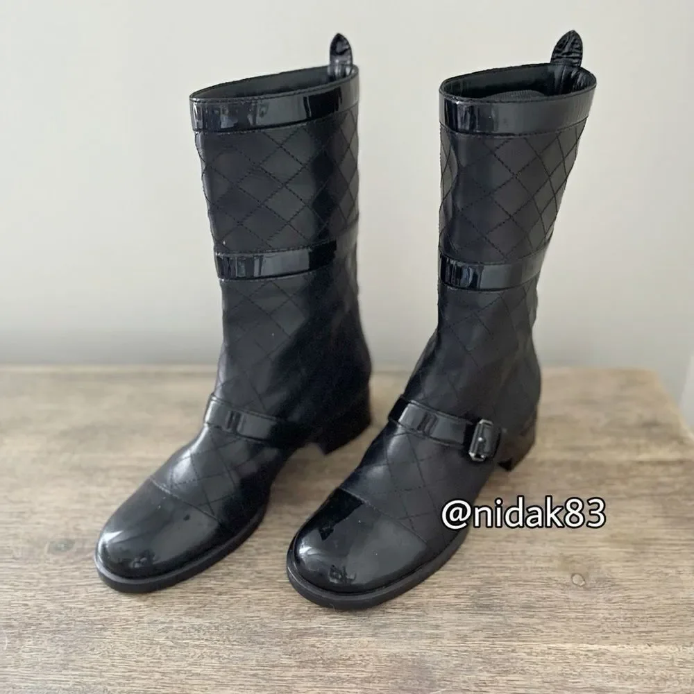 CHANEL black quilted Pull on Patent Leather boots
